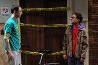 The Big Bang Theory – Während Leonard (Johnny Galecki, r.) feststellt, dass er der Einzige ohne Freundin ist, versucht Sheldon (Jim Parsons, l.) Amy loszuwerden, weil er ihre Mutter kennenlernen soll ...