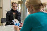 Danni Lowinski – Der Fall, mit dem Danni (Annette Frier, r.) sich beschäftigen muss, hat es in sich: Joshua, der Sohn von Mandantin Manuela Homburg (Susan Sideropoulos, l.), musste sterben, weil er nicht rechtzeitig mit einem Spenderherz versorgt werden konnte. Frau Homburg bewegt zutiefst, dass das Kind einer anderen Familie offensichtlich bevorzugt behandelt und so die Operation von Joshua verhindert wurde. Mit Dannis Hilfe will sie nun das zuständige Krankenhaus verklagen ...
