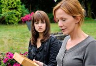 Die Frau am Strand – NDR Fernsehen DIE FRAU Uhr. Marie (Michelle Barthel) versucht mit ihrer Mutter Brigitta (Katja Flint) zu sprechen. Doch Brigitta kann sie nicht als ihre Tochter erkennen.