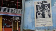 Mord im Hippie-Paradies – Als die Briefe über Monate ausbleiben, melden die Familien daheim die zwei als vermisst. Ein Privatdetektiv reist durch Guatemala, Belize und Honduras – ohne Erfolg.