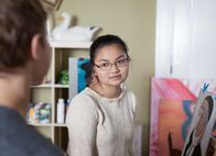 Schloss Einstein – Dodo (Thanh-Huyen Nguyen) erkennt, dass sie Simon (Tom Linnemann) nicht los wird.