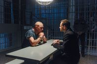 Elementary – Sherlock Holmes (Jonny Lee Miller, r.) setzt seine Jagd auf Moriarty fort, als er von Sebastian Moran (Vinnie Jones, l.) erfährt, dass ein Mann, der an einem angeblichen Herzinfarkt gestorben ist, auf Moriartys Todes-Liste war ...