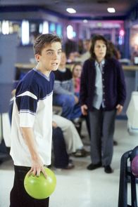 Malcolm mittendrin – Malcolm (Frankie Muniz, vorne) Die Verwendung des sendungsbezogenen Materials ist nur mit dem Hinweis und Verlinkung auf TVNOW gestattet.