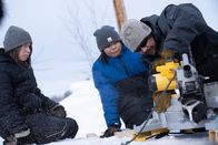 Alaska - Eisige Tradition – Steven "Tig" Strassburg lehrt seine Söhne den Umgang mit Werkzeugen beim Bau ihres Familienprojekts. (National Geographic/Tyler Rodriguez)