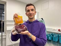 PUR+ – Moderator Eric Mayer geht zum ersten Mal zu einer Blutspende. Er will auch Blutspender werden, um anderen Menschen das Leben zu retten. Viele Fragen treiben ihn um: "Kann ich überhaupt Spender sein? Wann brauchen wir fremdes Blut? Wie viel Blut kann ein Mensch geben? Und warum kann Blut nicht direkt übertragen werden?