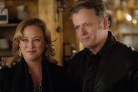 Elementary – Captain Gregsons (Aidan Quinn, r.) Freundin Paige (Virginia Madsen, l.) will ihre Beziehung geheim halten, um Gregsons Karriere zu schützen. Doch als die beiden unerwartet Watson begegnen, trennt sie sich von ihm. Watson muss währenddessen mit Holmes einen Mordfall lösen ...