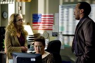 The Closer – L-R: Deputy Chief Brenda Leigh Johnson (Kyra Sedgwick), Franny (Amy Hill) und Captain Taylor (Robert Gossett)