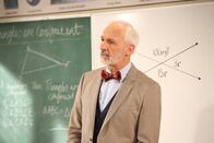 Last Man Standing – Mr. Hardin (Michael Gross) macht den Schülern das Leben zur Hölle, was Eve auf schlechte Ideen bringt ...