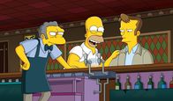 Die Simpsons – Homer (M.) versucht krampfhaft, sich mit seinem coolen neuen Kollegen, dem Sicherheitsmann Wayne (r.), anzufreunden. Der ist allerdings äußerst zurückhaltend und interessiert sich nicht für neue Bekanntschaften. Schließlich gelingt es Homer, Wayne zu einem Bier bei Moe (l.) zu überreden ...