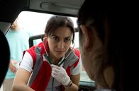 Die Notärztin – Nina (Sabrina Amali, l.) checkt die hochschwangere Leonie (Acelya Sezer, r.) auf dem Parkplatz eines Baumarkts.