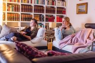 Falk – Sophie (Mira Bartuschek, r.) und ihre Tochter Marie (Sinje Irslinger, l.) verbringen einen gemeinsamen Fernsehabend mit einer Liebeschnulze.