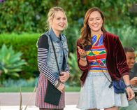 The Goldbergs – (v.li.) Kelli Berglund (Ren), Hayley Orrantia (Erica Goldberg).