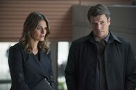 Castle – Nach dem Verbot, mit Beckett (Stana Katic, l.) oder dem 12. Revier zu arbeiten, besorgt sich Castle (Nathan Fillion, r.) eine Zulassung als Privatdetektiv ...