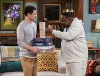 The Neighborhood – Dave Johnson (Max Greenfield, l.); Calvin Butler (Cedric the Entertainer, r.)