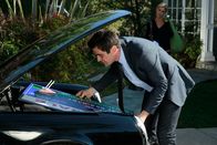 Modern Family – Als Phil (Ty Burrell) zu einer Hausbesichtigung muss und sein Maklerschild keinen Platz in seinem neuen Flitzer findet, kann Claire (Julie Bowen) sich ein Schmunzeln nicht verkneifen.