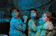 Peter Pan – Tiger Lily (Carsen Gray, M.) die Brüder John (Harry Newell, l.) und Michael Darling (Freddie Popplewell, r.) geraten in eine brenzlige Situation. Nun sind sie Gefangene eines skrupellosen Schurken.