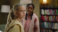 Glow – Jenny macht sich Sorgen: Warum ist Kim aus der Schule weggelaufen? (von links nach rechts: Anine Bonnevie Nagell-Høyer, Solyana Tesfaye Tikabo)