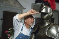 Löwenzahn Classics – Weil der Burgführer das Burgtor verschlossen hat, muss Peter (Peter Lustig) eine Nacht allein auf der Burg verbringen. Doch ein aufkommendes Gewitter und seltsame Geräusche lassen ihn nicht zur Ruhe kommen. Peter geht dem Klirren und Rasseln auf die Spur.