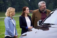 Die Rosenheim-Cops – Pathologin Mai (Sina Wilke, M.) erläutert den Kommissaren Winter (Vanessa Eckart, l.) und Stadler (Dieter Fischer, r.) den möglichen Unfallhergang.