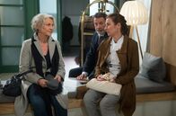Rote Rosen – Im Gespräch mit Carla (Maria Fuchs, r.) und Gunter (Hermann Toelcke, M.) beginnt Dörte (Edelgard Hansen, l.) zu begreifen, dass Anke die Geschichte mit dem Kollektenklau nachhaltiger geprägt hat, als ihr bisher bewusst war.