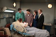 How I Met Your Mother – Die Freunde sind stolz auf den Nachwuchs: Ted (Josh Radnor, 2.v.l.), Marshall (Jason Segel, l.), Barney (Neil Patrick Harris, r.), Lily (Alyson Hannigan, vorne) und Robin (Cobie Smulders, 2.v.r.) ...