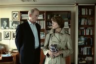 Swimming Pool – John Bosload (Charles Dance) lädt Sarah Morton (Charlotte Rampling) ein, in seinem Ferienhaus in Frankreich an ihrem Roman zu schreiben