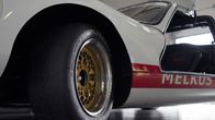 DDR genial – Der Melkus RS 1000 – der "Ost-Porsche" – war das Werk des Dresdner Rennfahrers und Konstrukteurs Heinz Melkus. In den 1970er-Jahren baute er den Sportwagen in Handarbeit, oft mit Teilen aus anderen Fahrzeugen: Rücklichter vom Traktor, Außenspiegel vom Fahrrad, Motor und Technik vom Wartburg. Die Karosserie aus Fiberglas machte ihn sogar leichter als mancher West-Porsche zur damaligen Zeit. Mit seinen Flügeltüren und dem schnittigen Design wurde er zum Traumwagen der DDR – und zum Sinnbild für Einfallsreichtum unter Mangelbedingungen.
