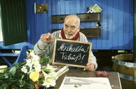 Löwenzahn Classics – Wegen einer Erkältung hat Peter (Peter Lustig) keine Stimme mehr. Sogar zum berühmten "Abschalten" kann er nur noch schriftlich auffordern.