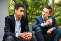 Schloss Einstein – Joshua (Georg Trappe, rechts) berät sich mit Malik (Jonathan Vöhringer, links) zum Prozess.