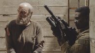 Hawaii Five-0 – Joe White (Terry O'Quinn, l.) wird in der Einrichtung gefangen gehalten - Junior Reigns (Beulah Koale, r.) und Steve eilen zur Rettung. Doch sie unterschätzen die Situation ...