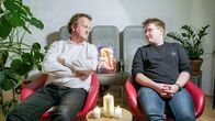 Dok 1 – L-R: Hanno Settele mit Maximilian Werner in der Wohnung