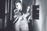 Edgar Wallace: Der Zinker – Beryl (Barbara Rütting) geht heimlich an einen Tresor ...