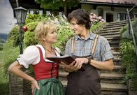 Der Winzerkrieg – Franziska (Uschi Glas) und ihr Sohn David (Laurence Rupp) freuen sich über den reißenden Absatz ihres Bio-Weins.