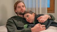 Rote Rosen – Simon (lThore Lüthje) und Valerie (Maike Johanna Reuter) hoffen, dass sich möglichst bald ein geeigneter Nierenspender für Simon findet.