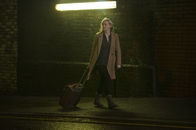 From Darkness – Claire Church (Anne-Marie Duff) fühlt sich nach dem Drohanruf nicht mehr sicher. Sie möchte eine Unterkunft finden, in der sie nicht so leicht angegriffen werden kann.
