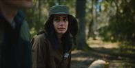 Out of Touch – Ava (Sara Shirpey) nimmt mutig die Herausforderung an, gemeinsam mit John und seinen Eltern auf die Jagd zu gehen, obwohl sie Vegetarierin ist.