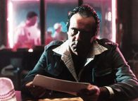 Blood Simple – Julian Marty (Dan Hedaya) hat herausgefunden, dass seine Ehefrau ein Verhältnis mit einem anderen Mann hat. Er beschließt einen Privatdetektiv auf sie anzusetzen.