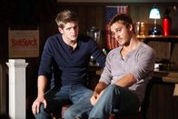 Criminal Minds – Das Team fliegt nach Indiana, als dort in den Kornfeldern die Leichen von drei jungen Frauen gefunden werden. Eine weitere Frau wird vermisst. Doch was haben Chris (Michael Terry, l.) und Michael (Steve Talley, r.) damit zu tun?; Das Team fliegt nach Indiana, als dort in den Kornfeldern die Leichen von drei jungen Frauen gefunden werden. Eine weitere Frau wird vermisst. Doch was haben Chris (Michael Terry, l.) und Michael (Steve Talley, r.) damit zu tun?