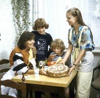 Ich heirate eine Familie – Die Vorbereitungen zum 50ten Geburtstag von Werner laufen im Hause Schumann auf Hochtouren. Dabei fällt für Tom auch einiges zum Naschen ab, während Tanja sich mit ihren ersten Backkünsten auszeichnet. (V.li.n.re.: Thekla Carola Wied, Timmo Niesner, Tarek Helmy, Julia Biedermann).