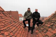 Hoagascht – Moderator Richard Deutinger (links) mit dem Grazer Rauchfangkehrer Dominic Ithaler (rechts) auf den Daechern in Graz