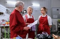 Sturm der Liebe – Josie (Lena Conzendorf, r.) und Hildegard (Antje Hagen, M.) sind entsetzt, dass André (Joachim Lätsch, l.) für Bettinas Unfallschaden aufkommen will.