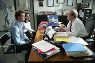 The Mentalist – Ein Wissenschaftler des Universitätsinstitut des renommierten Hirnforschers Lewis Stutzer (John Aylward, r.), wird mit Blausäure vergiftet und stirbt. Teresa (Robin Tunney, M.) und Patrick (Simon Baker, l.) sind auf der Suche nach dem Mörder ...