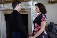 Father Brown – Bunty (Emer Kenny) fordert Alexander Walgrave (Jarrad Ellis Thomas) zum Tanz auf.