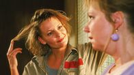 Hinter Gittern - Der Frauenknast – Ilse (Christiane Reiff, re.) wird misstrauisch, weil sich die neue Insassin Gisela (Anke Schwiekowski) mit jedem nett unterhalten will - und das als angebliche Terroristin.