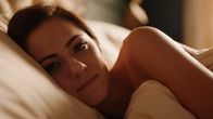 The Royals – Eleanor (Alexandra Park) genießt die Zeit mit Jasper, während Liam erfährt, dass Kathryns Vater seit dem Blackout verschwunden ist ...