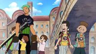 One Piece – Folge 318: Zorros neue Familie Michael und Hoichael bitten Zorro, ihr Aniki was bedeutet Ńgro?er Bruderě zu werden. Als Zorro durch Water Seven bummelt, laufen ihm zwei alte Bekannte über den Weg, die Straßenjungen Michael und Hoichael. Sie sind so beeindruckt von Zorro, dass sie ihn zum Aniki, also zum großen Bruder haben möchten. Der lehnt jedoch ab. Die beiden Halbwüchsigen holen daher ihre Mutter ins Boot und Zorro findet sich plötzlich als Mitglied einer Großfamilie wieder.