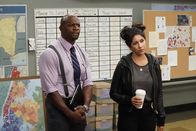 Brooklyn Nine-Nine – Terry Jeffords (Terry Crews, l.); Rosa Diaz (Stephanie Beatriz, r.)