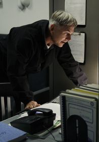 Navy CIS – Die Frau von Lieutenant Evans wird ermordet in ihrem Haus aufgefunden. Gibbs (Mark Harmon) und seine Leute versuchen den Mörder zu ermitteln ...