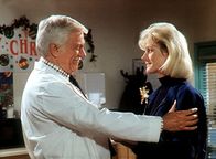 Diagnose: Mord – Dr. Mark Sloan (Dick Van Dyke, l.) begrüßt herzlich seine Tochter Carol (Stacy Van Dyke, r.), die er seit acht Jahren nicht mehr gesehen hat.