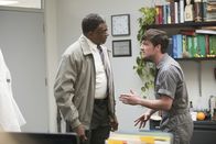 Future Man – Dr. Elias Kronish (David Keith, l.); Josh Futturman (Josh Hutcherson, r.)